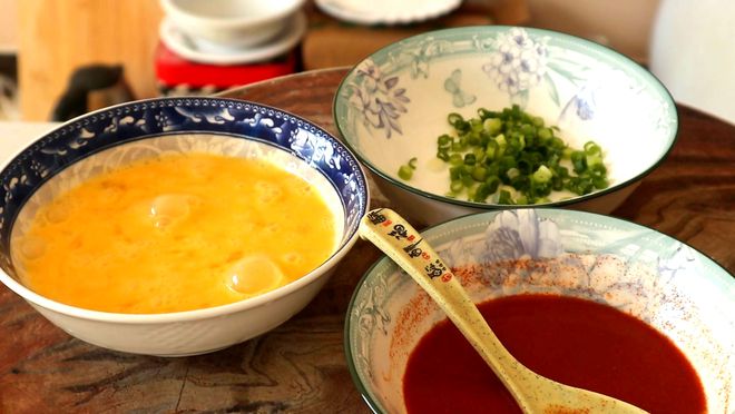 烹饪东北大锅炒苞米豆，品尝丰富多彩的美食